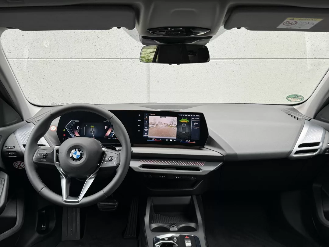 BMW 1er 120 M Sport Innenraumansicht mit modernem Cockpit mieten