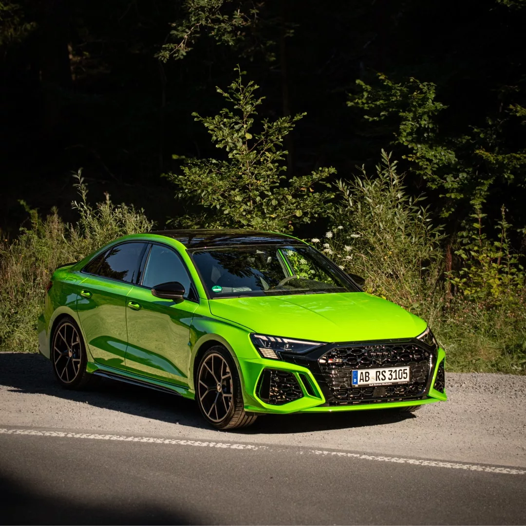 Audi RS3 Limousine in Grün von der Seite mieten