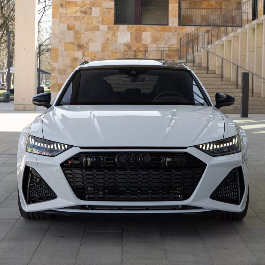Audi RS6 Performance in Weiß - Frontansicht mieten
