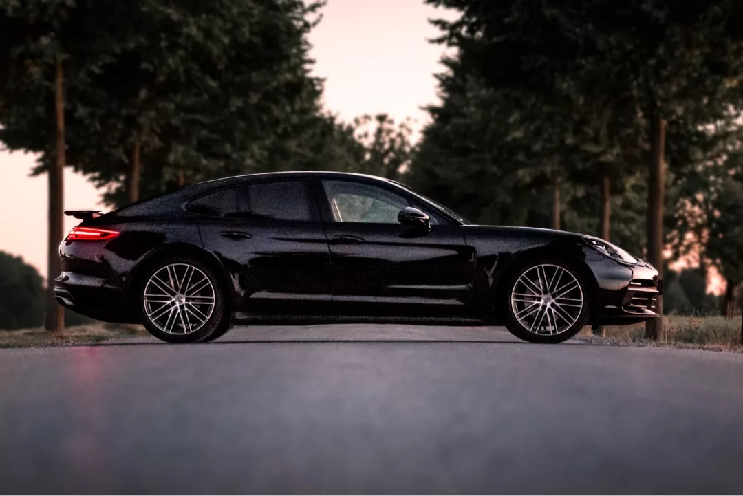 Porsche Panamera 4 in Schwarz von der Seite mieten