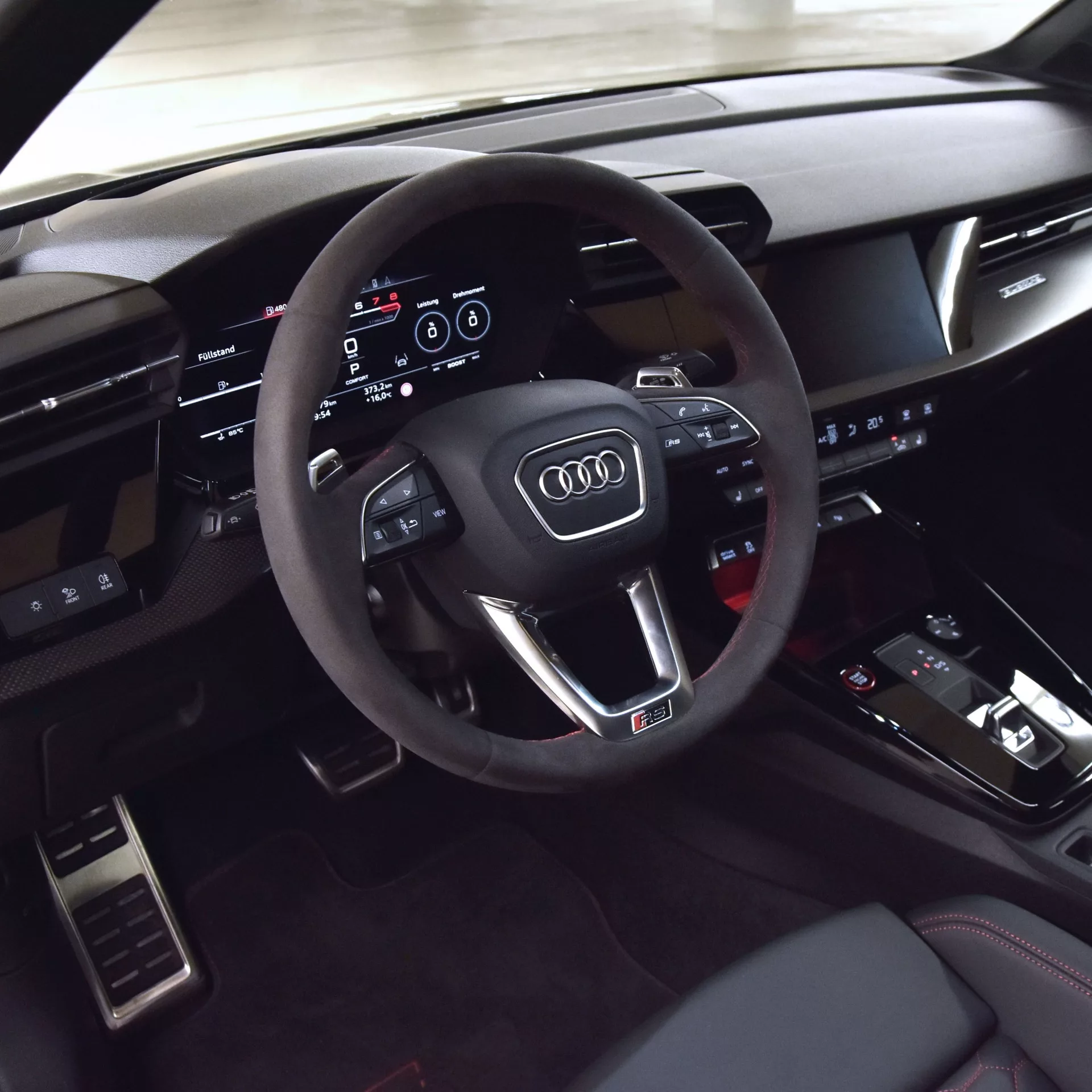 Audi RS3 Limousine Innenraum mit Multifunktionslenkrad mieten