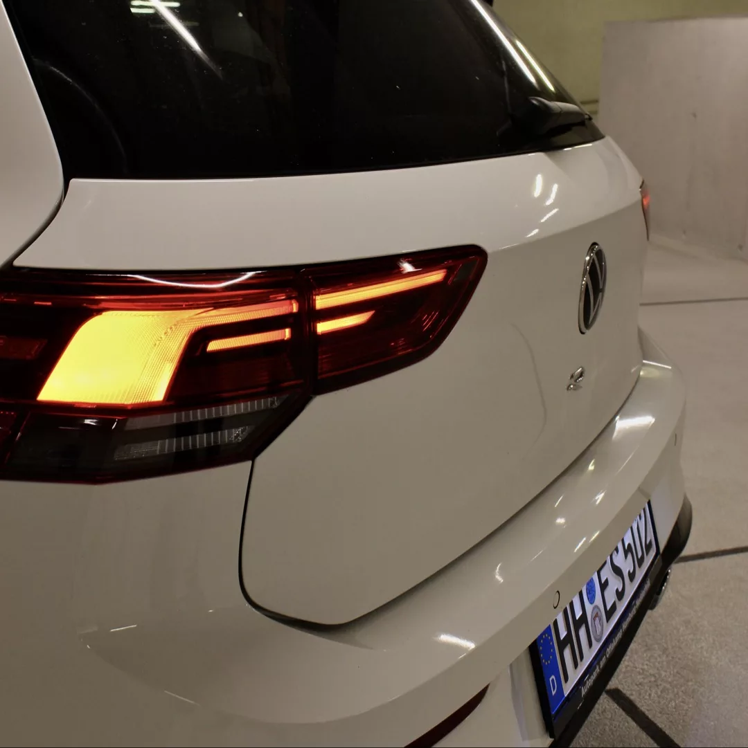 Volkswagen Golf 8R in Weiß von hinten mieten.