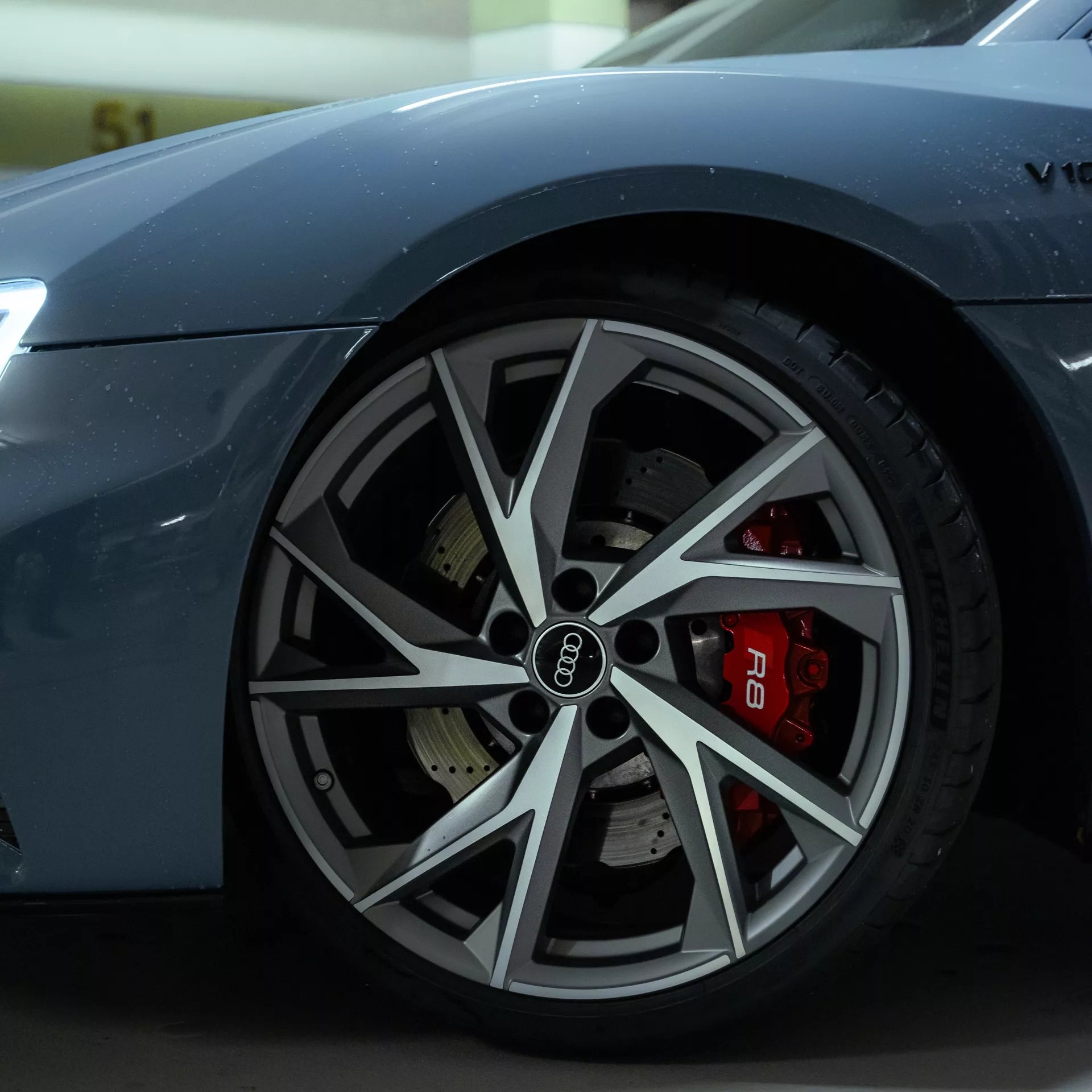 Audi R8 V10 Performance Coupe Felge in Nahaufnahme mieten.