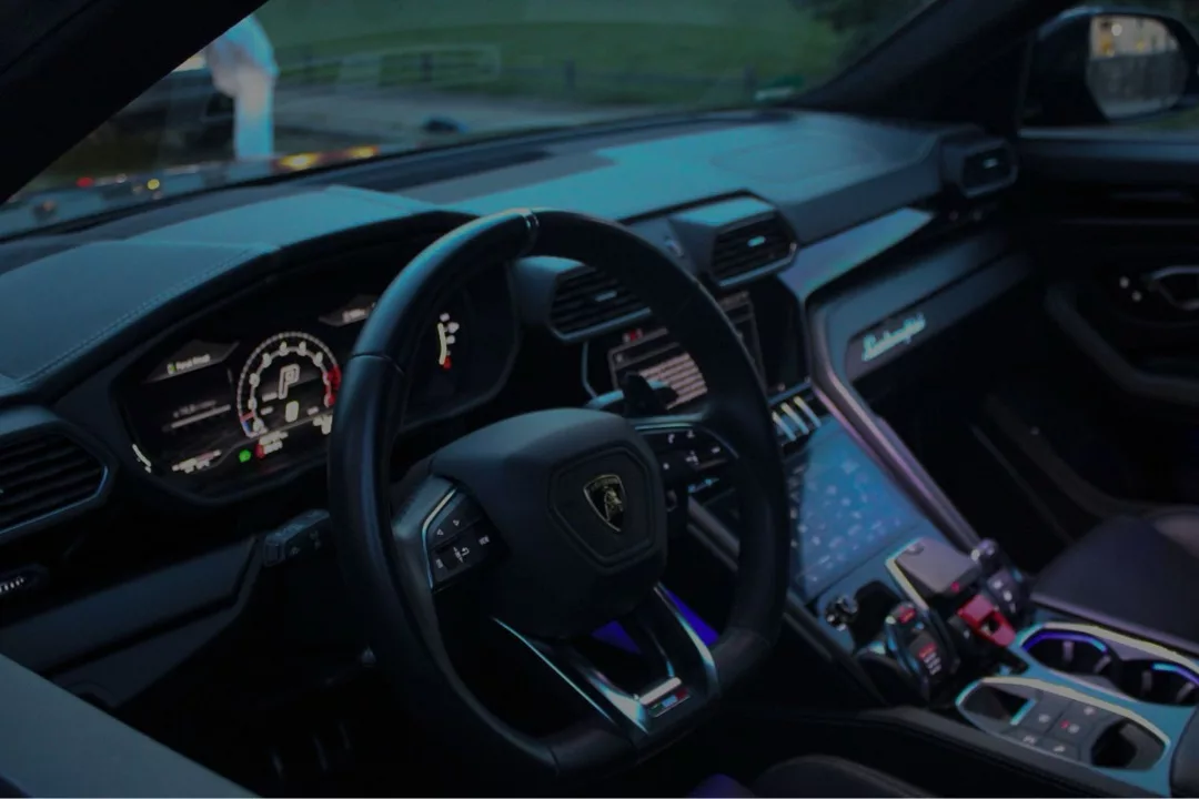 Lamborghini Urus V8 Innenraumansicht mieten