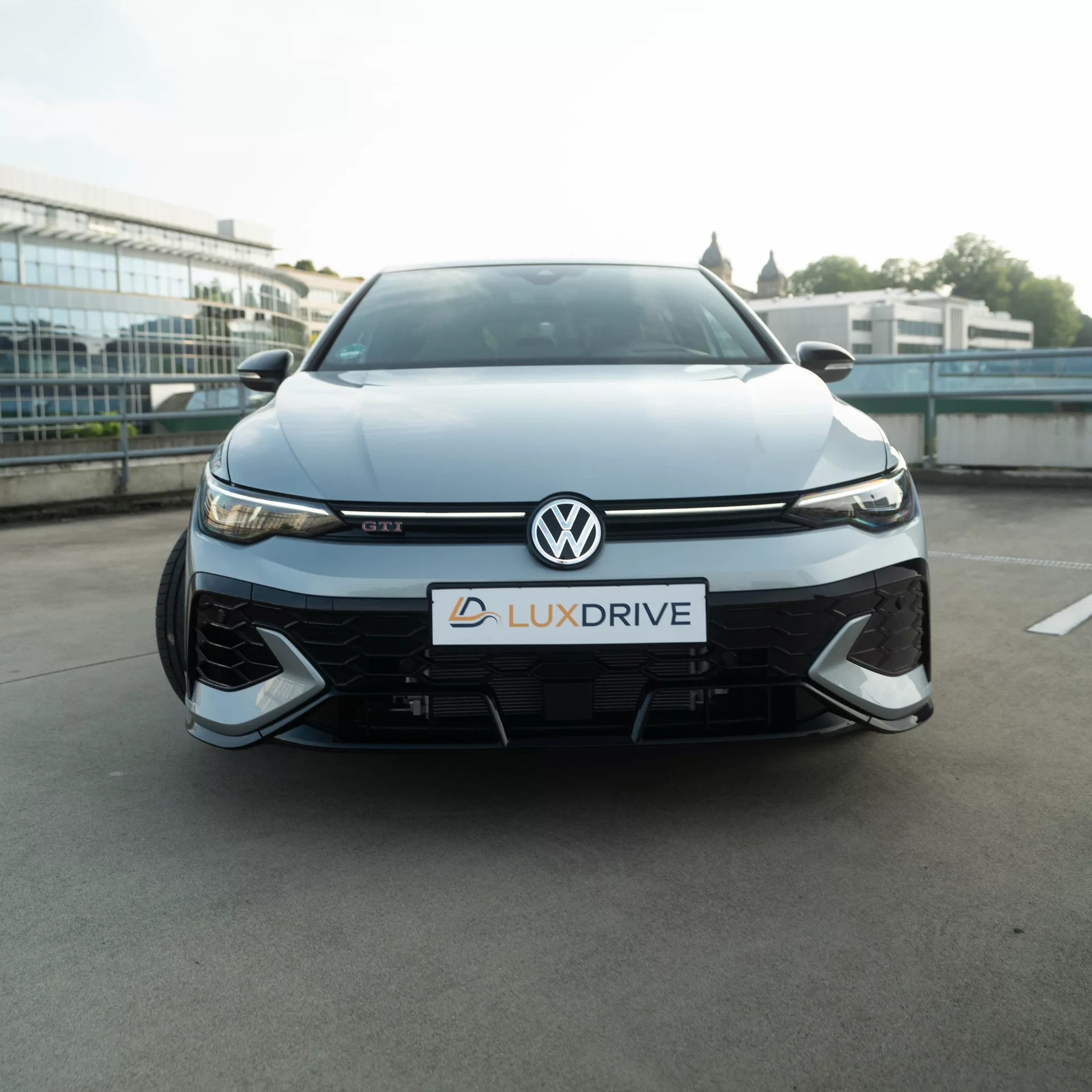 VW Golf GTI Clubsport 2025 Frontansicht in Grau mieten
