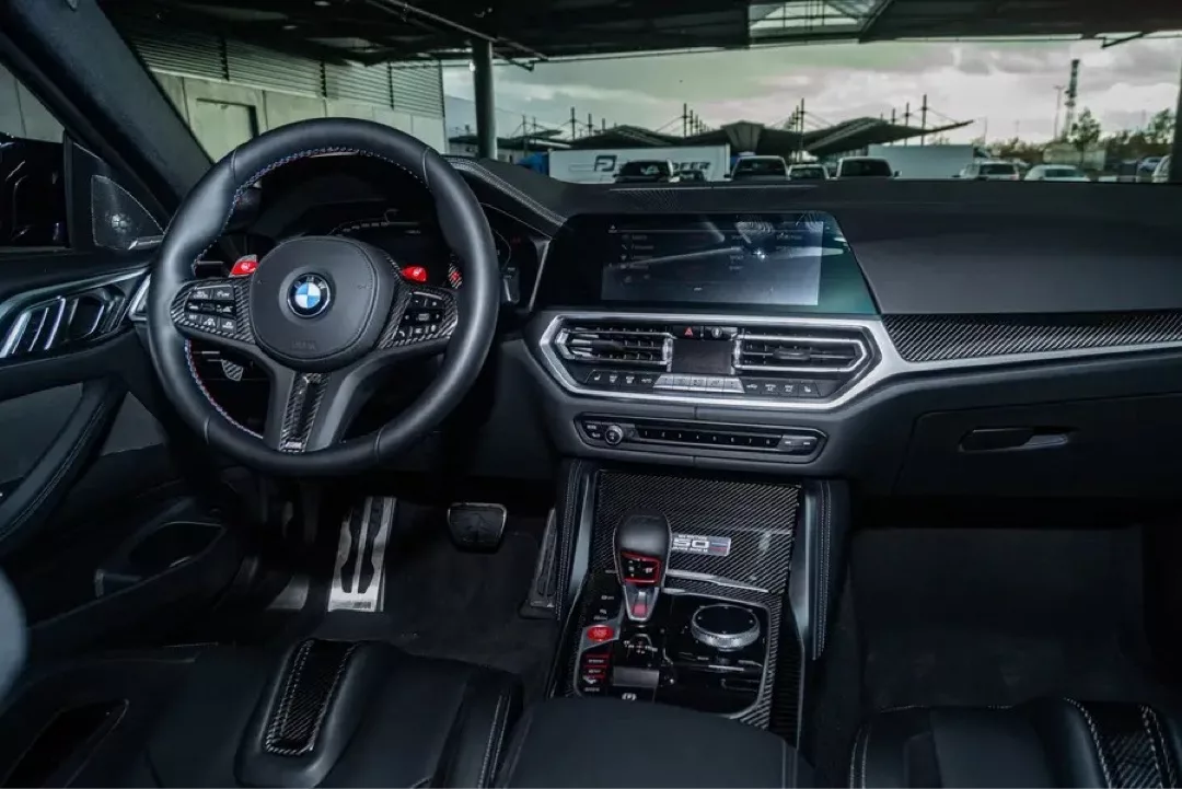 Innenraum eines BMW M4 Competition 50 Jahre mit modernem Cockpit-Design.
