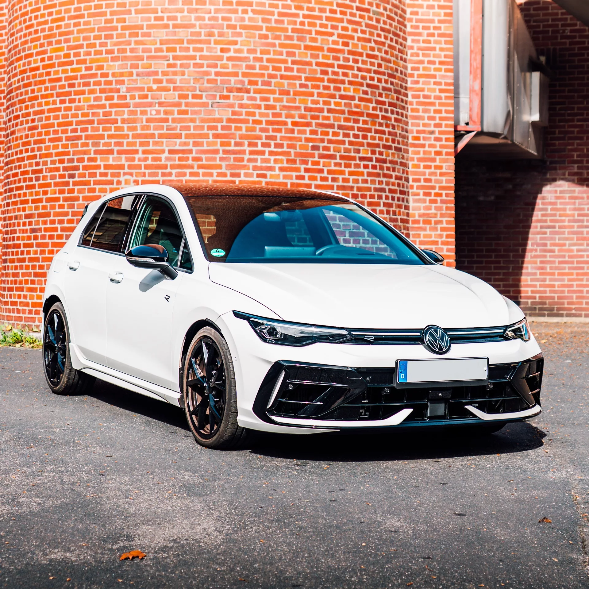 VW Golf R Black Edition 2025 in Weiß, Frontansicht mieten.