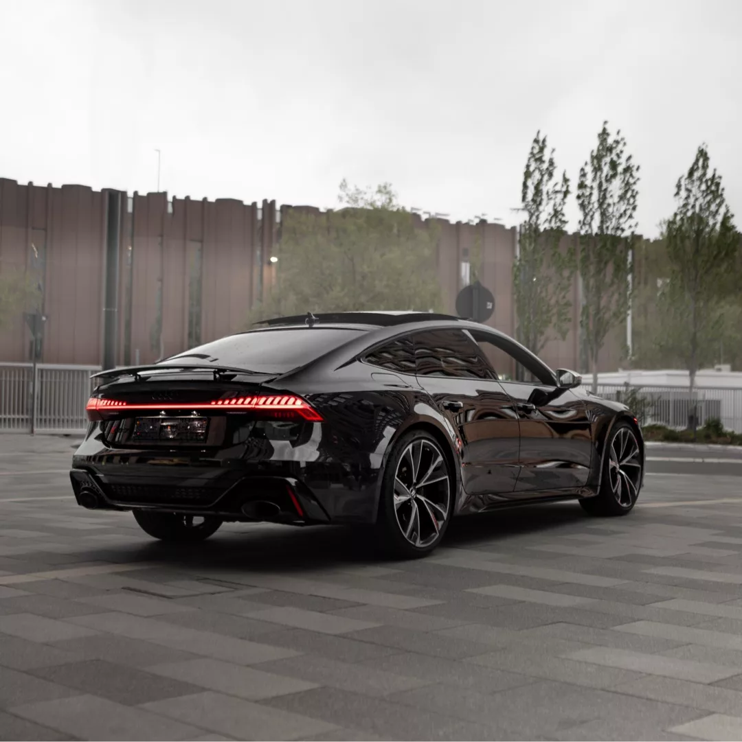 AUDI RS7 SPORTBACK in Schwarz von hinten mieten.
