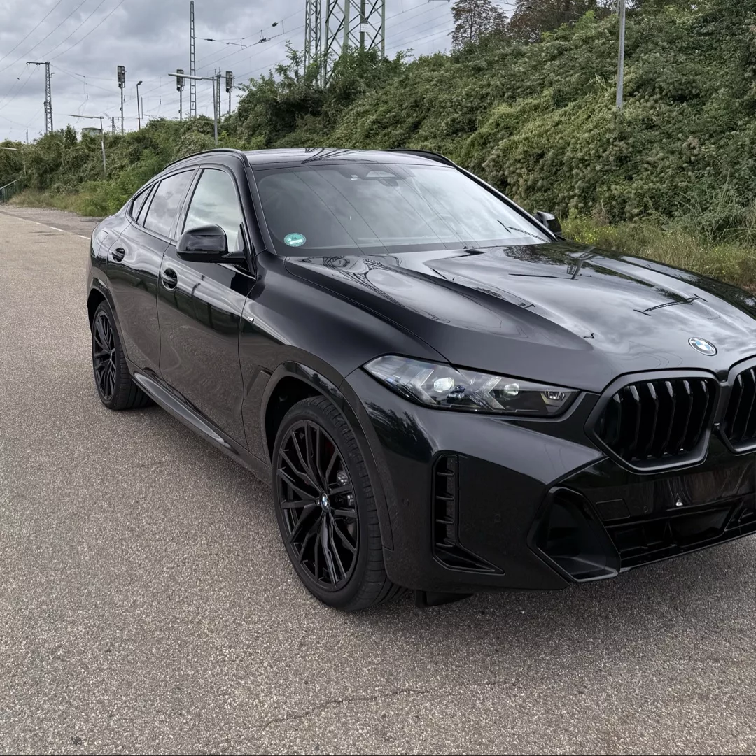 BMW X6 30d M Sport in Schwarz von vorne mieten.