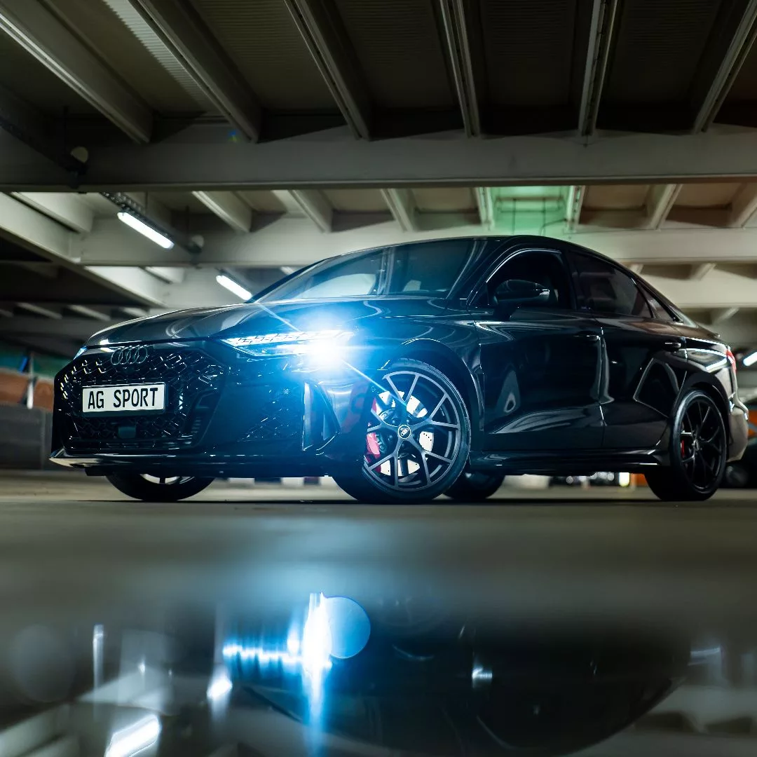 Audi RS3 2025 in Schwarz, Frontansicht im Parkhaus mieten.