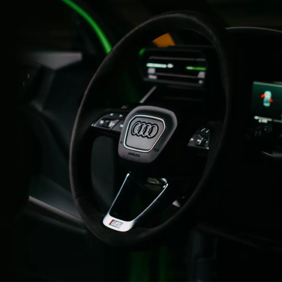 AUDI RS3 Lenkrad und Armaturenbrett mieten