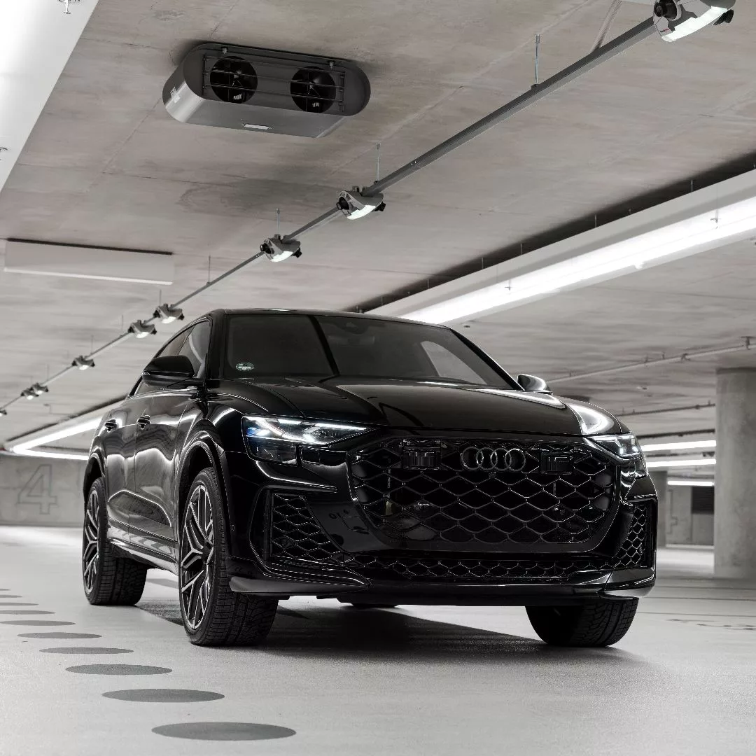 Audi RS Q8 in Schwarz mieten - Frontansicht in Tiefgarage.