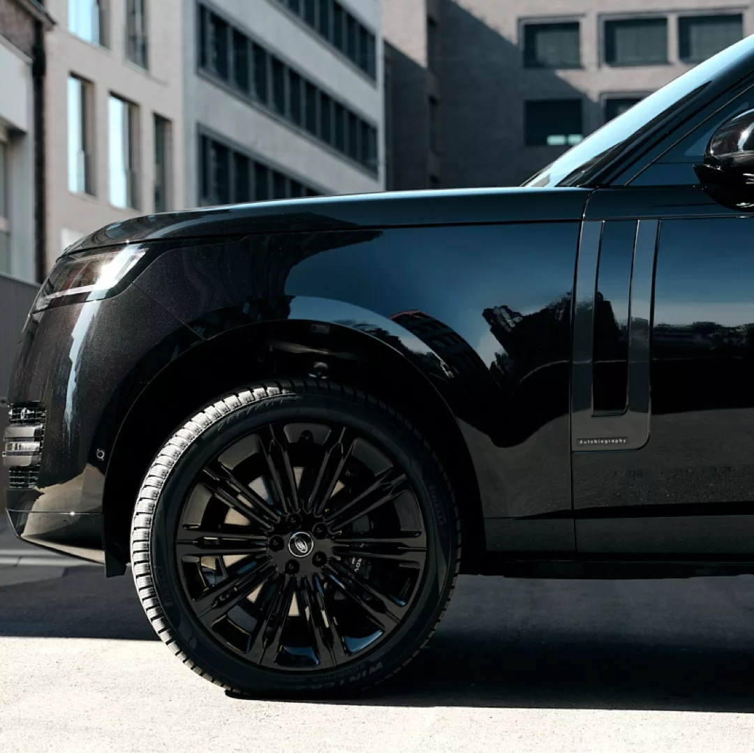 Range Rover Autobiography in Schwarz, Seitenperspektive mieten.