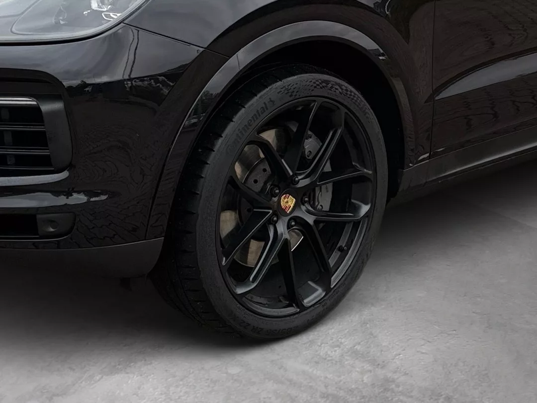 Porsche Cayenne S Coupé in Schwarz, Detailansicht der Felge mieten