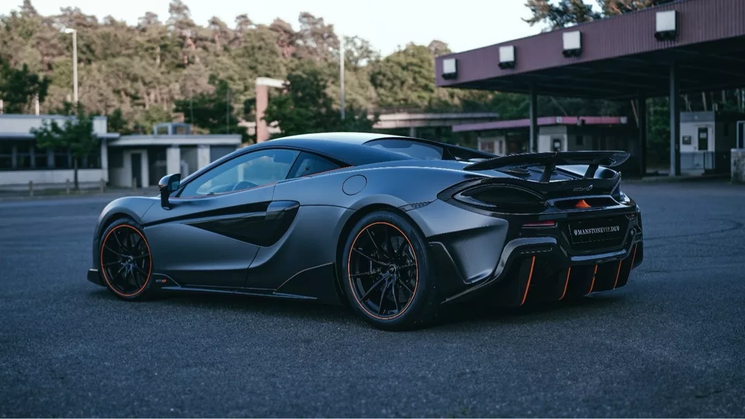 Mclaren 600LT in Grau von hinten mieten