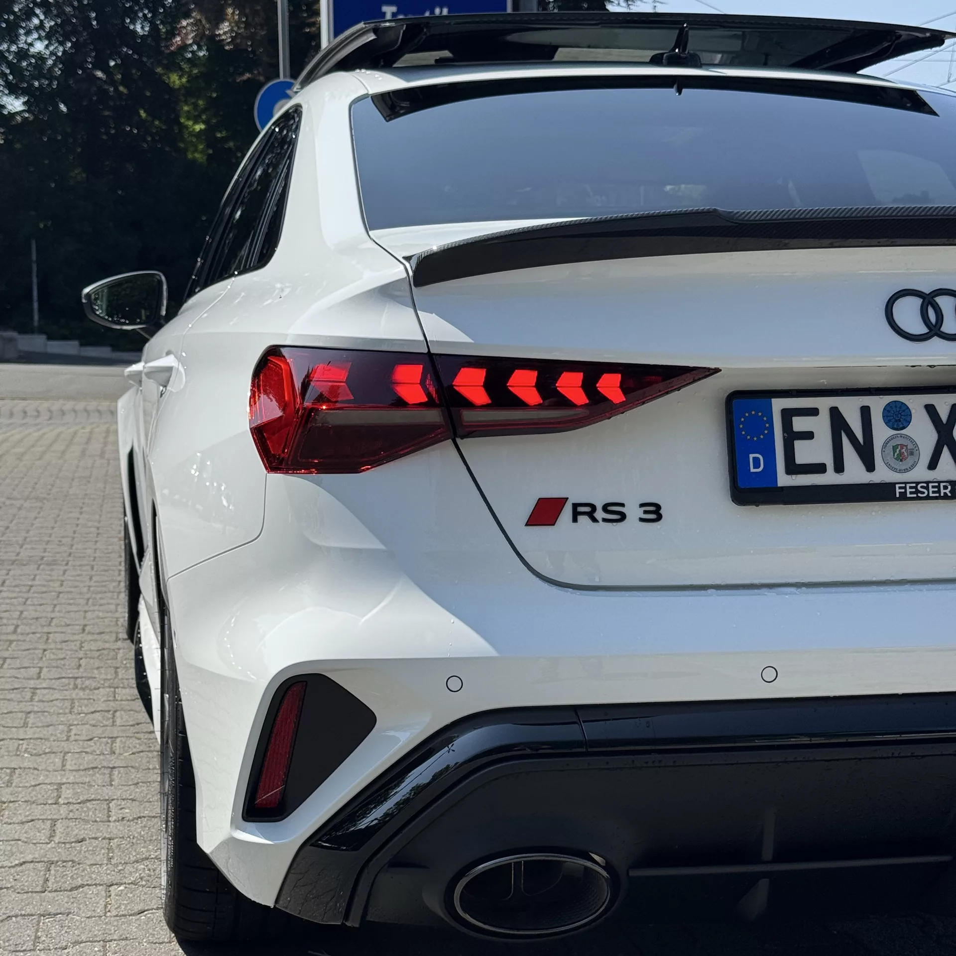 Audi RS3 Limousine 2025 in Weiß von hinten mieten