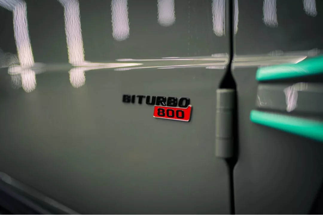 Brabus G800 G-Klasse SUV in Grau mieten - Nahaufnahme des Biturbo 800 Emblems