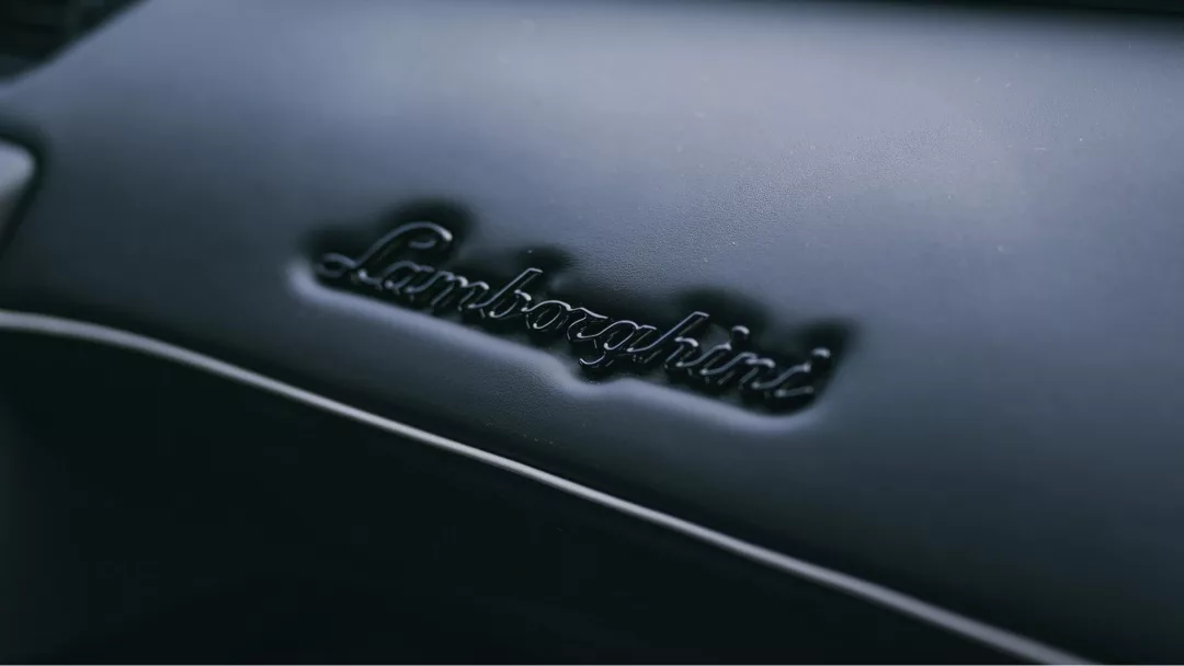 Lamborghini Aventador SVJ Roadster Innenraum-Detailansicht mieten