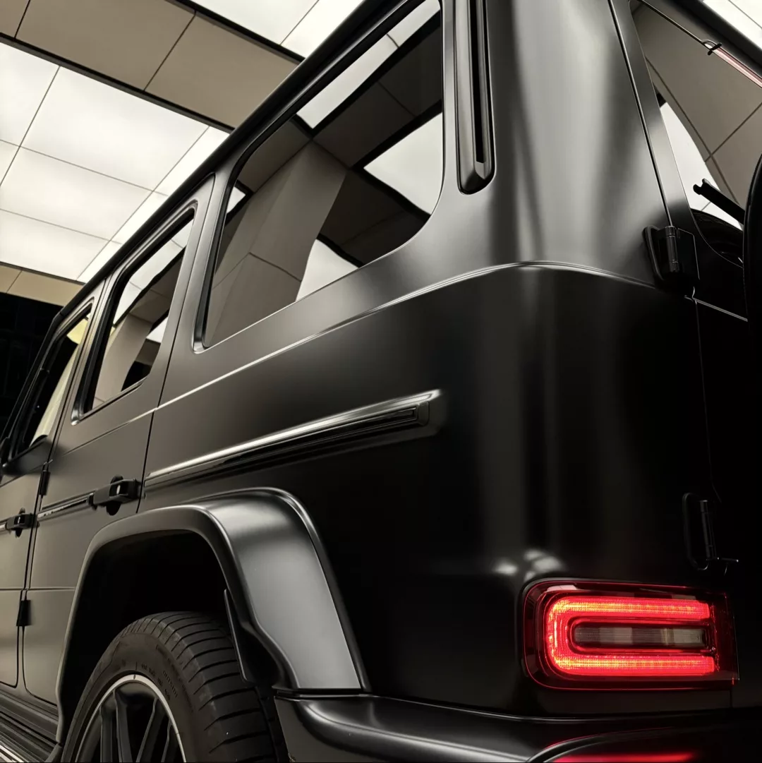 Mercedes G 63 AMG in Schwarz Rückansicht mieten