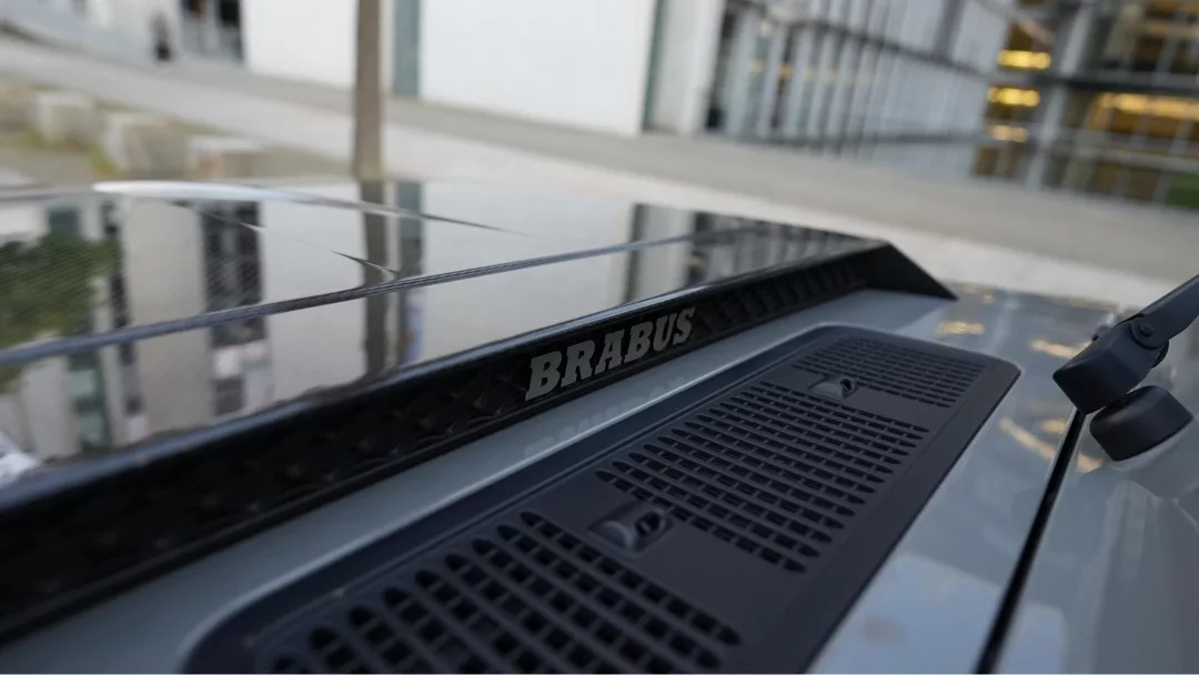 Brabus G700 Motorhaube mit Schriftzug und Kohlefaser-Elementen mieten.