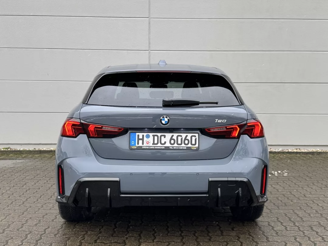 BMW 1er 120 M Sport in Grau von hinten mieten.