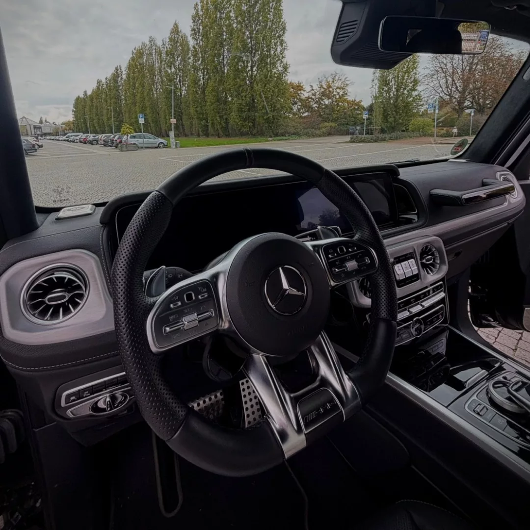 Mercedes AMG G 63 2024 Innenraum mit Lederlenkrad mieten