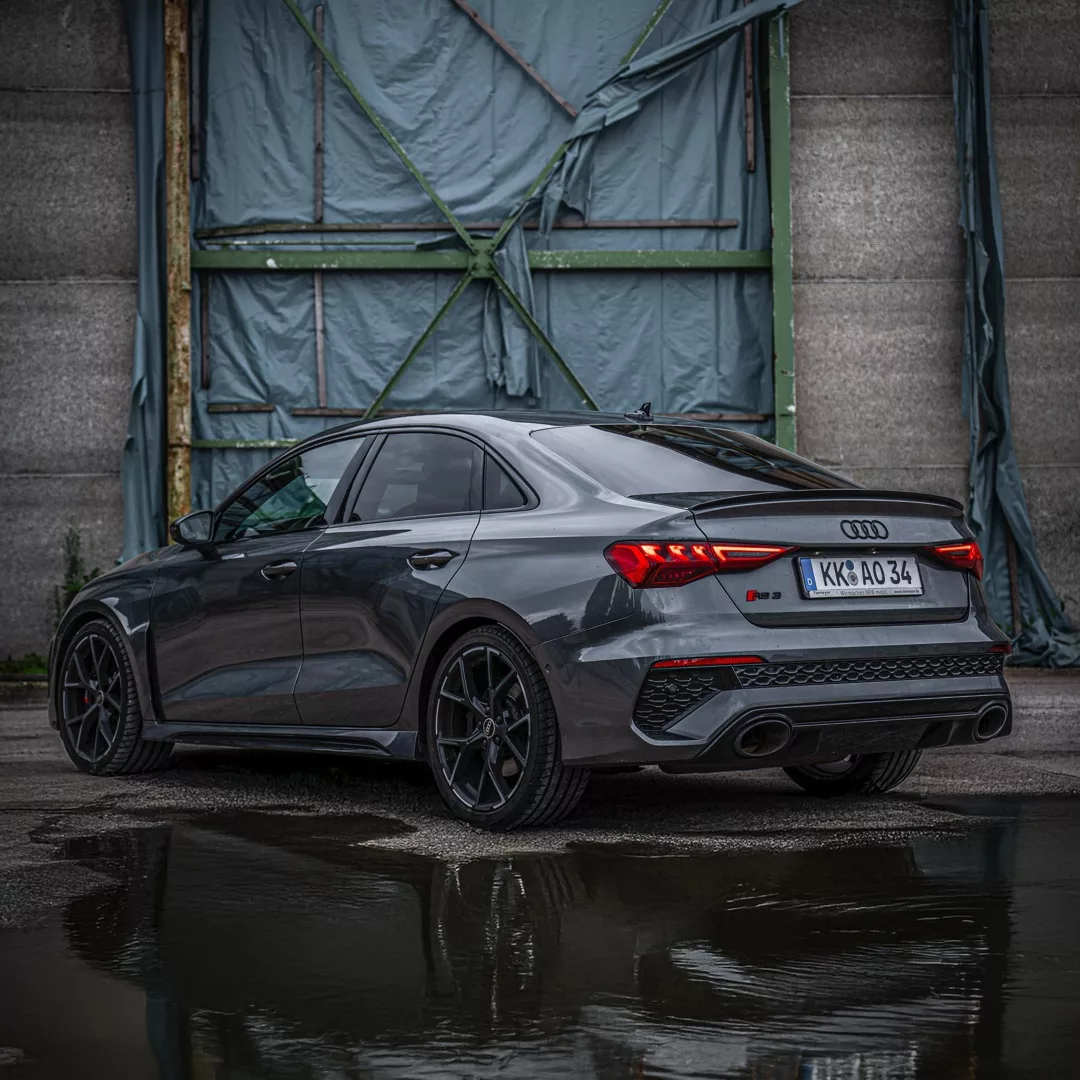 Audi RS3 Limousine in Grau von hinten mieten