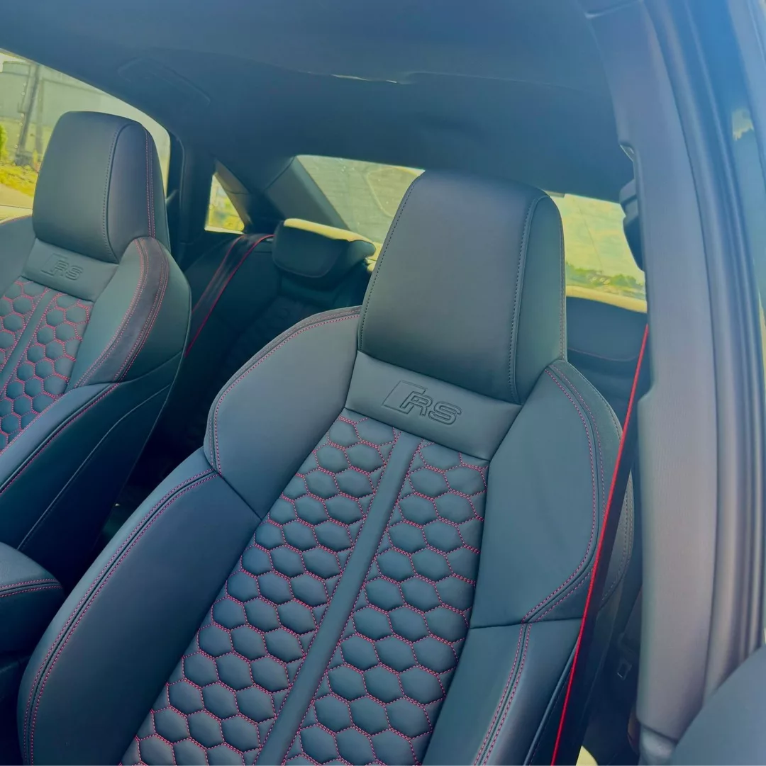 Audi RS3 Limousine Innenraum mit Sportsitzen mieten