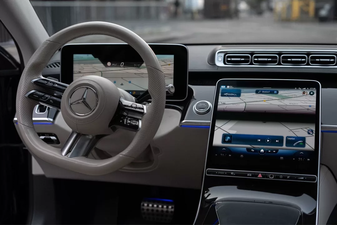 Mercedes Benz S-Klasse Cockpit mit Touchscreen-Display mieten
