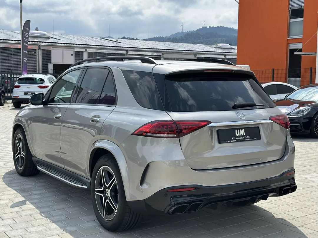 Mercedes-Benz GLE 300 in Silber von hinten mieten.