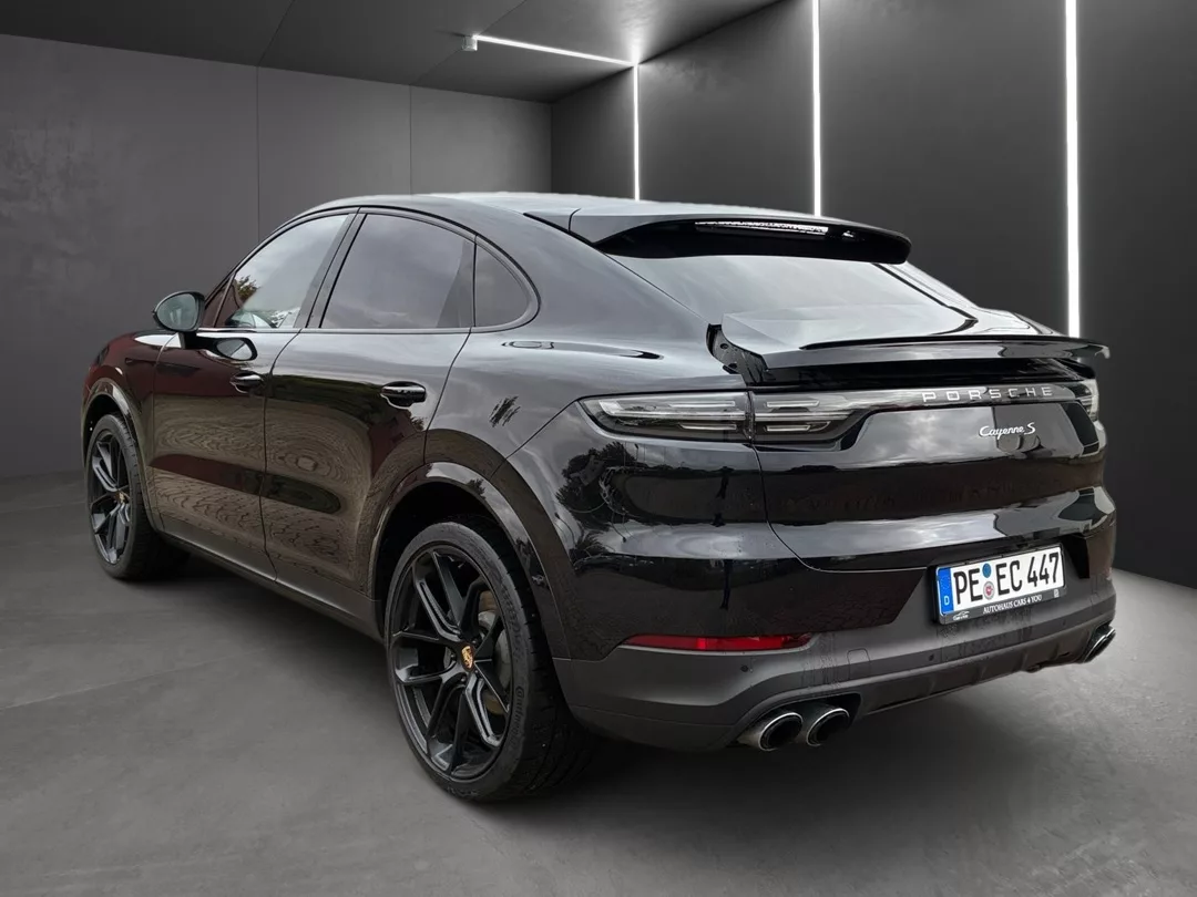 Porsche Cayenne S Coupé in Schwarz, Heckansicht mieten