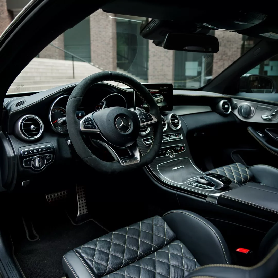 Mercedes C63s AMG Edition 1 Innenraum mit Ledersitzen mieten.