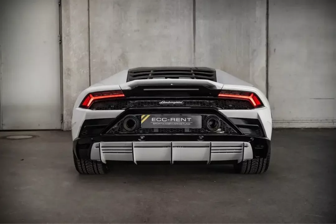 Rückansicht eines weißen Lamborghini Huracán EVO in einer Garage.