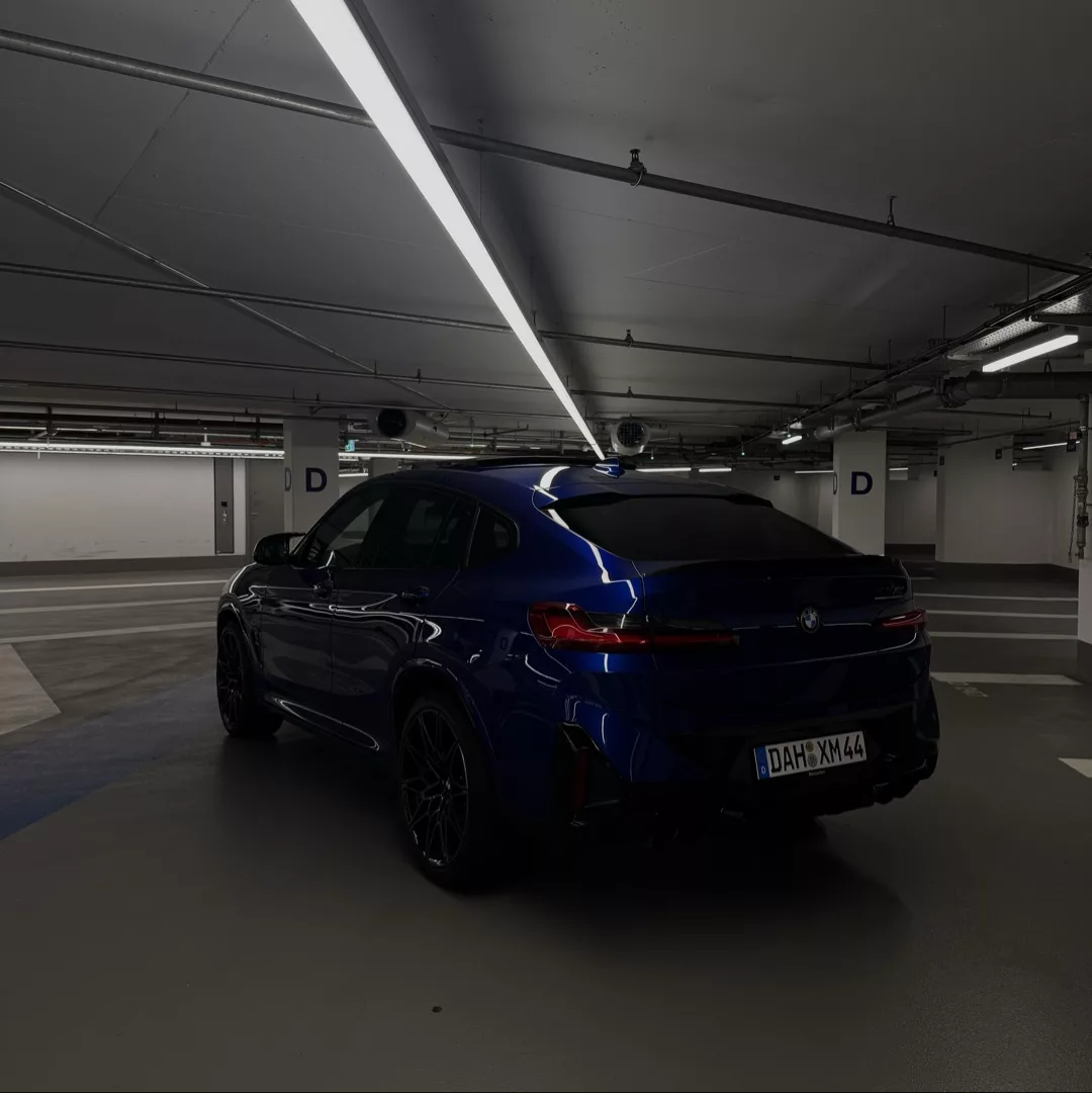 BMW X4 M Competition in Blau von hinten mieten