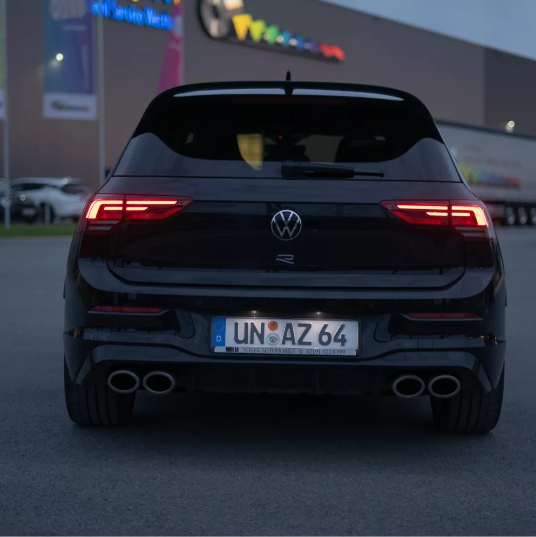 VW Golf 8R Performance in Schwarz von hinten mieten.