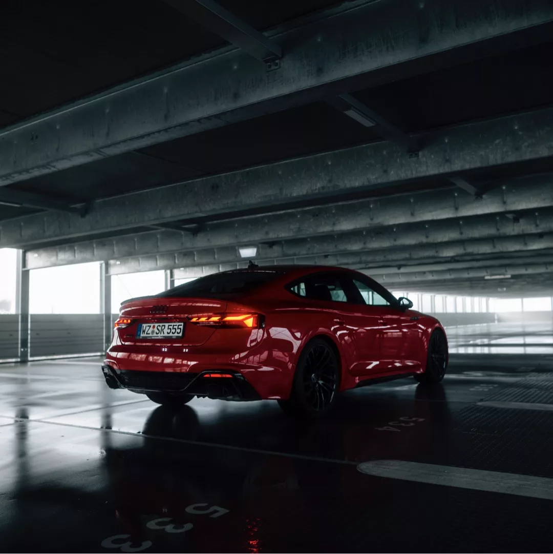 Audi RS5 Sportback in Rot, Rückansicht im Parkhaus mieten