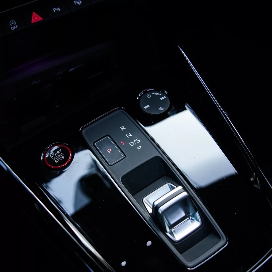 Audi RS3 Mittelkonsole mit Schalthebel und Startknopf mieten