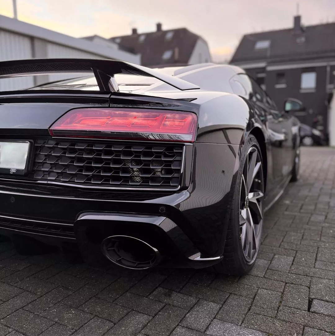 Audi R8 Facelift mit Quattro in Schwarz von hinten mieten.
