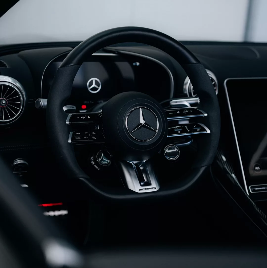 Mercedes-Benz SL 63 AMG Cockpitansicht mit Lenkrad mieten