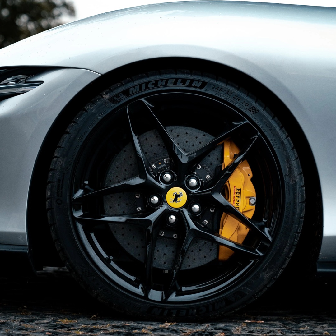 2021 Ferrari null Rückansicht - Mieten in Helsa