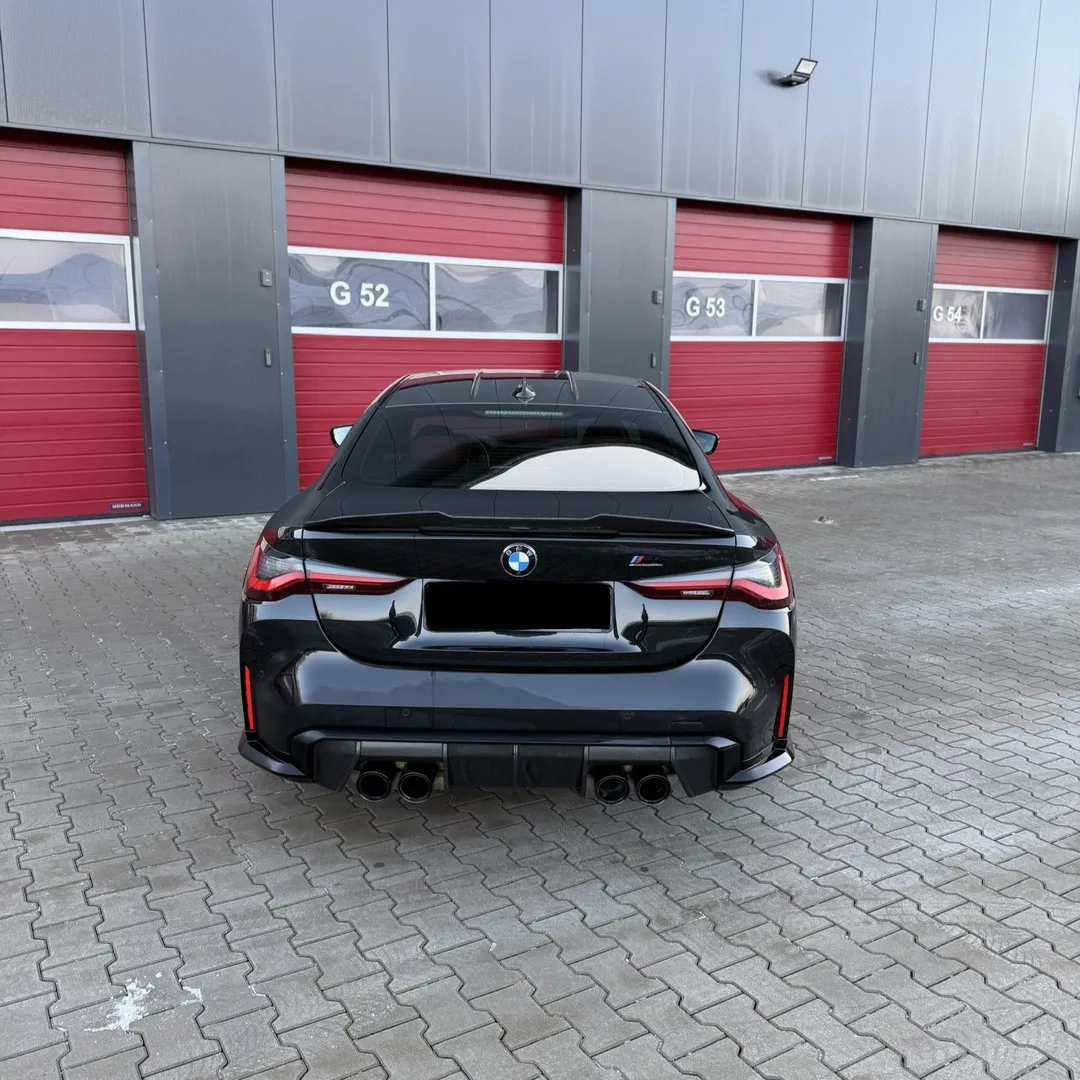 BMW M4 Competition XDrive in Schwarz Heckansicht mieten