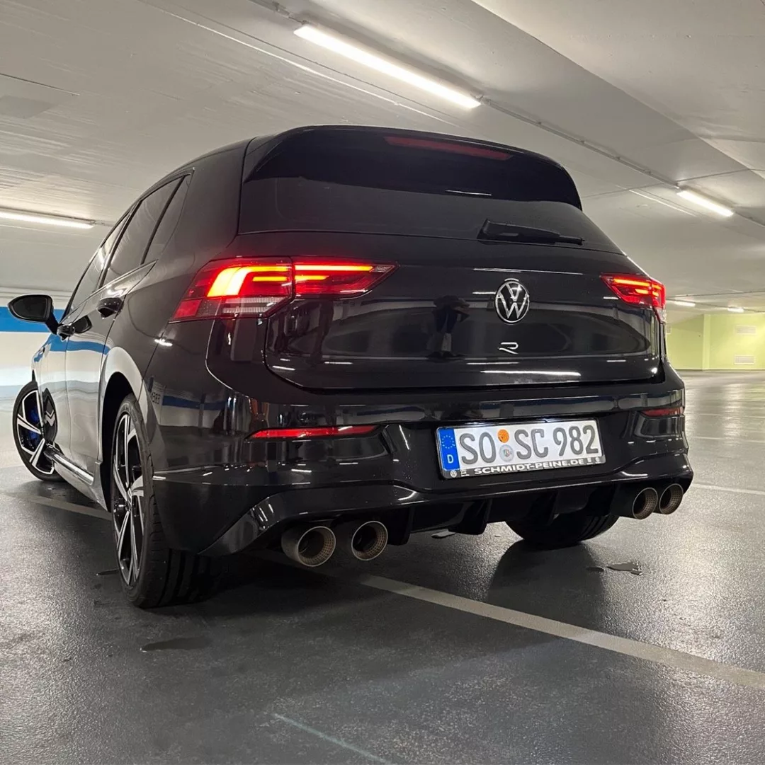 Golf 8R in Schwarz von hinten im Parkhaus mieten.