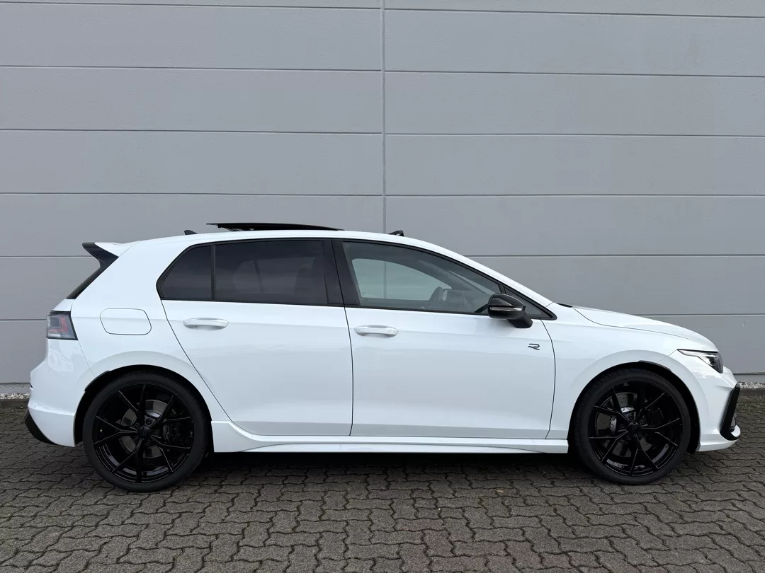 Golf 8 R Akrapovic Black Edition in Weiß von der Seite mieten