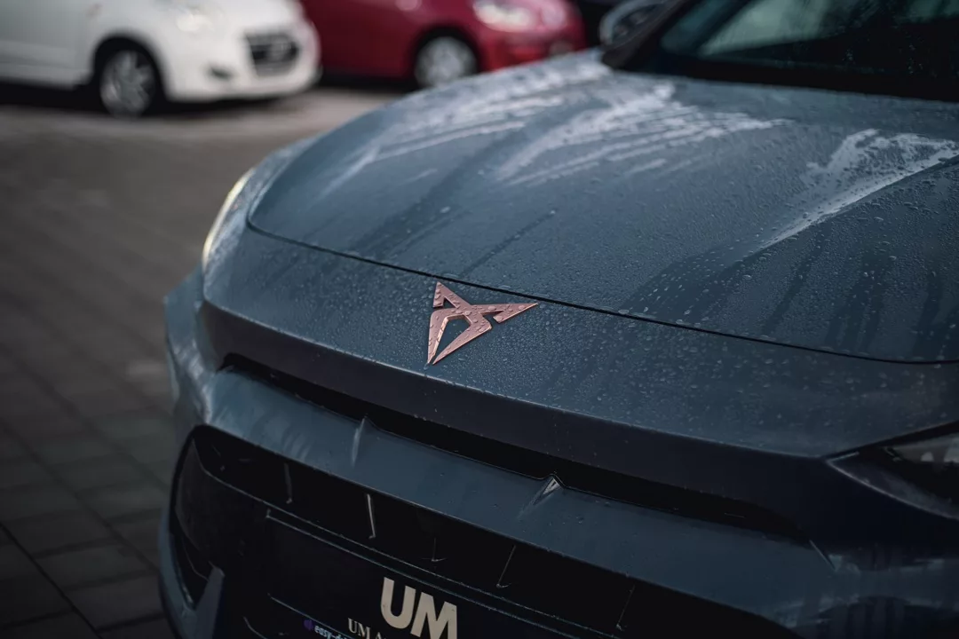 Cupra Formentor VZ in Blau mit nasser Motorhaube mieten