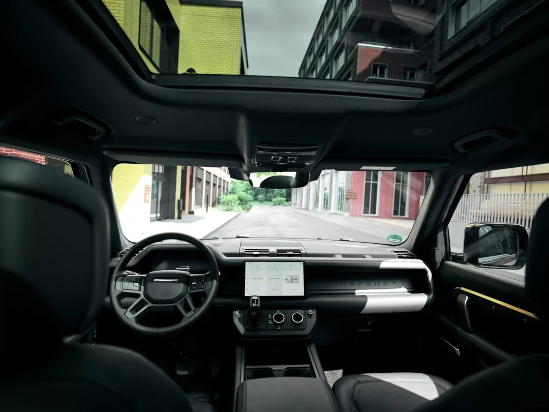 Defender 110 D300 Innenraum mit Panoramadach mieten