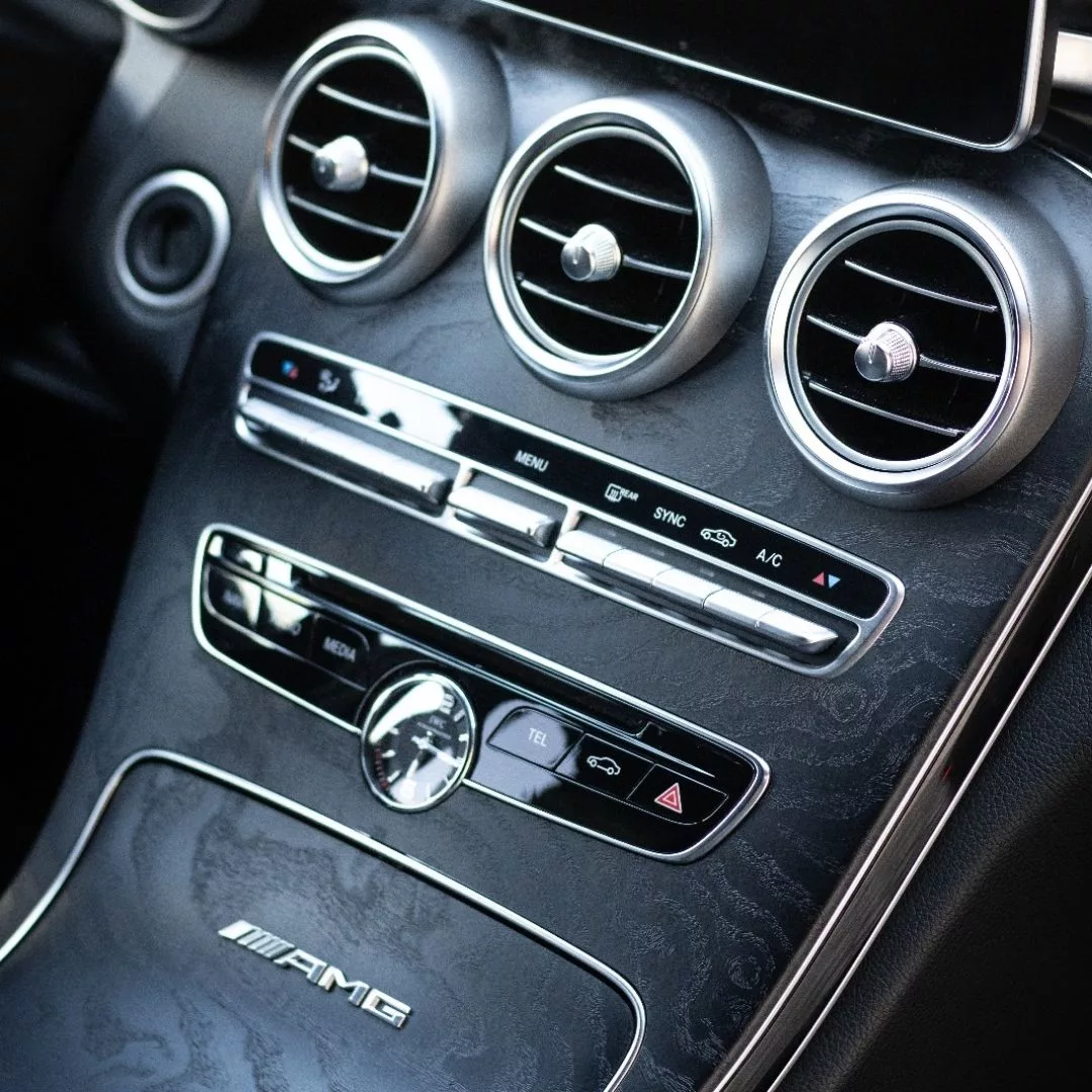 Mercedes Benz c63s AMG Innenraum mit Bedienelementen mieten