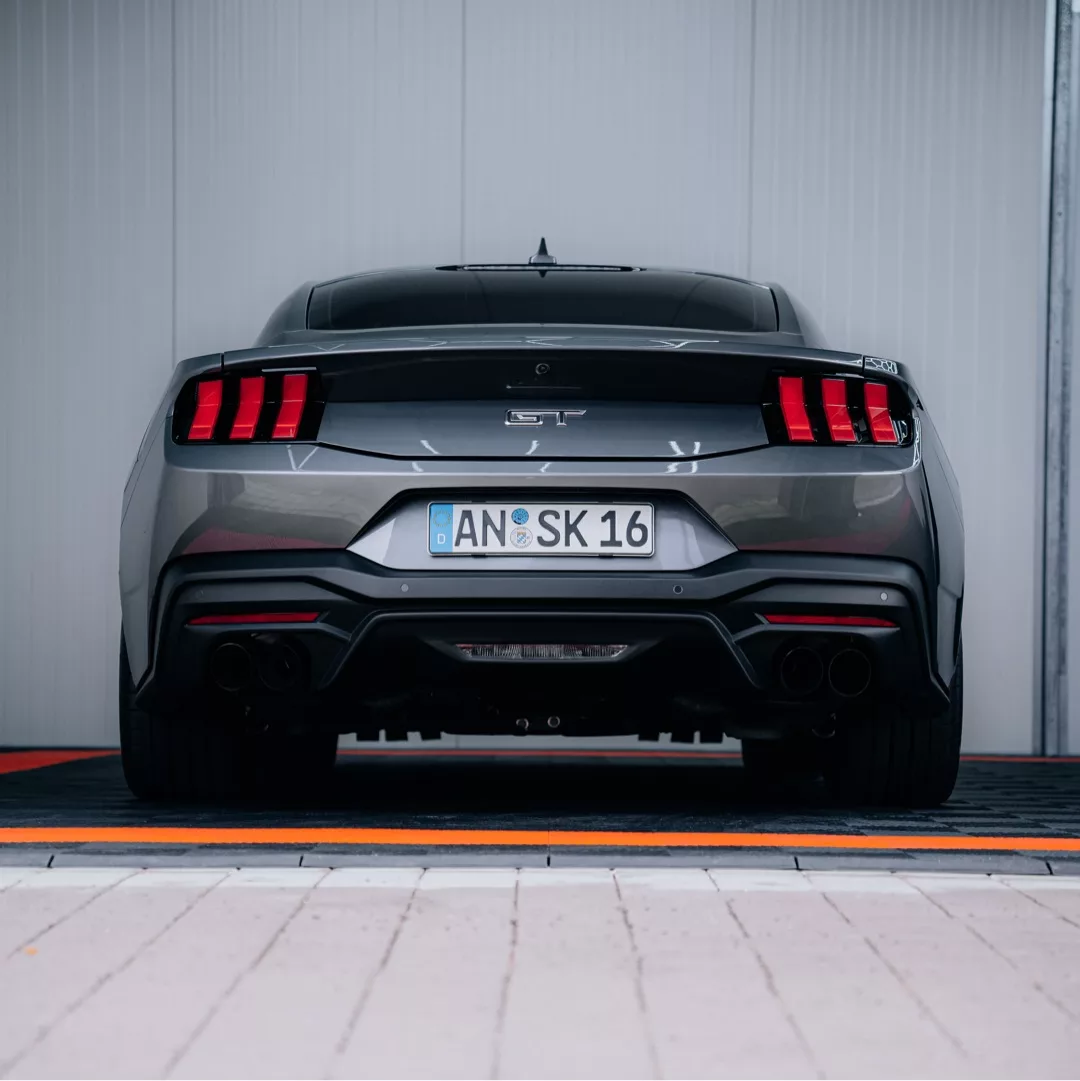 Ford Mustang GT V8 in Grau, Heckansicht mieten.
