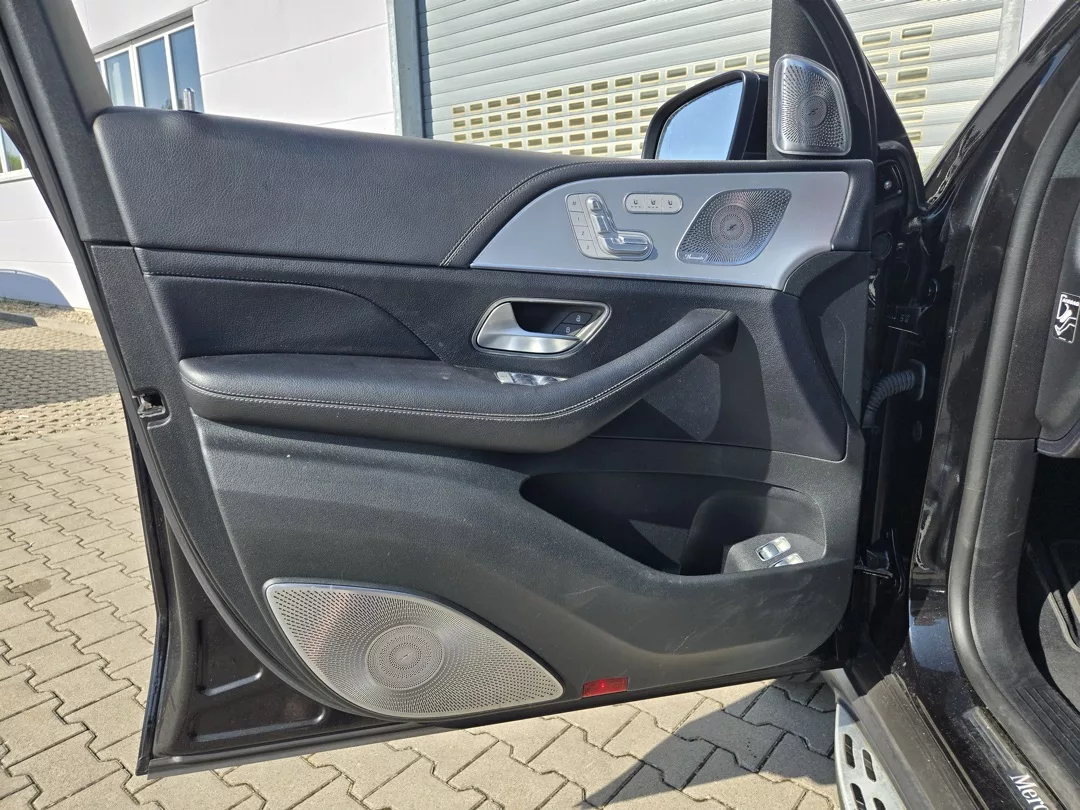 Mercedes GLE400d AMG Innenraumtür mit Bedienelementen mieten
