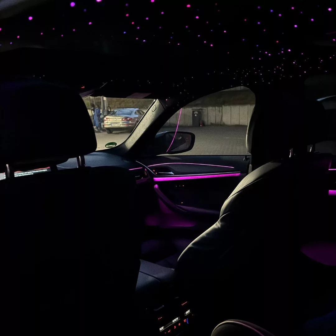 BMW m550i Innenraum mit Ambiente-Beleuchtung mieten