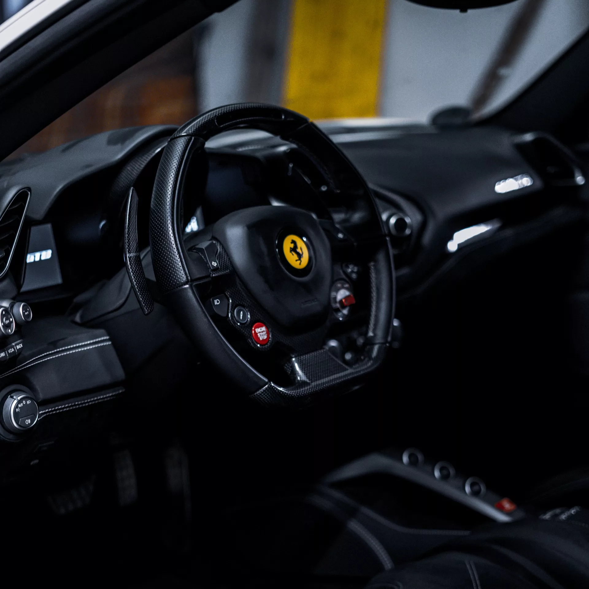 Ferrari 488 GTB Innenraum mit Lenkrad und Details mieten.
